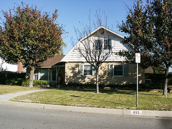 2nd image of 832 S Holly Pl