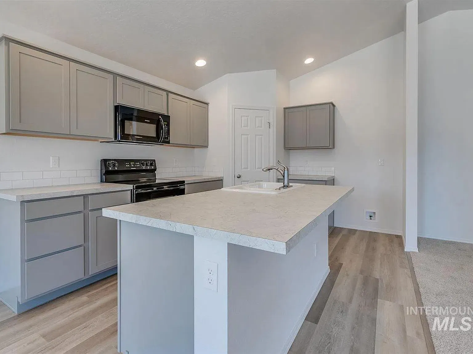 2064 N Bing Ave — Photo 4