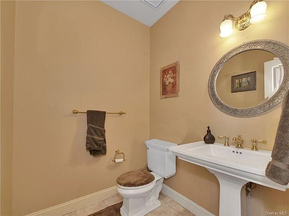 5th image of 10 Delongis Ct