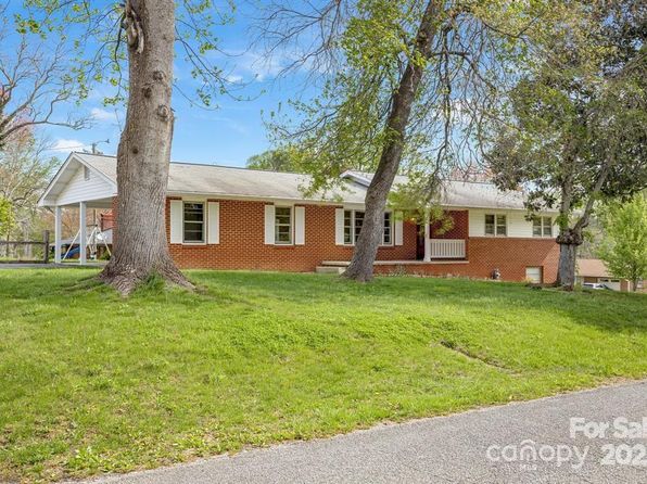 211 Monroe Dr, Hendersonville, NC 28792