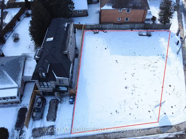 10 Benson Ave #C, Mississauga, ON L5H 2P2