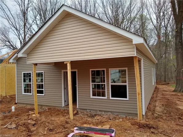 730 Meadowgreen Village Dr, Eden, NC 27288