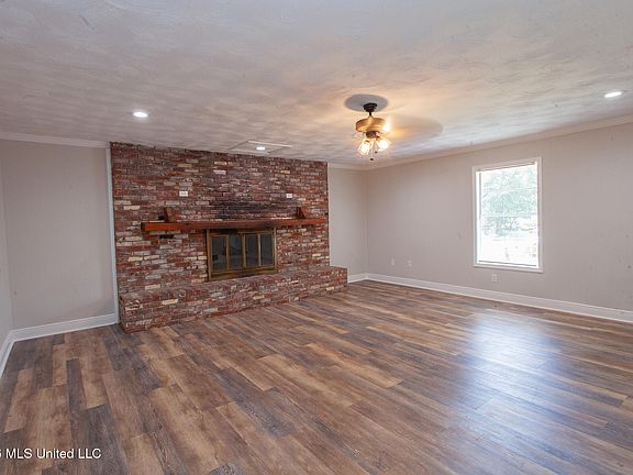 5th image of 124 Ann Dr