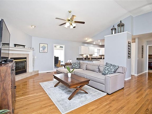 4th image of 10 Highworth Ln