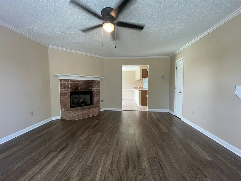 9025 Creekside Dr — Photo 2