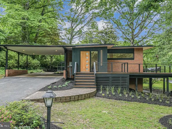 6210 Waterway Dr, Falls Church, VA 22044