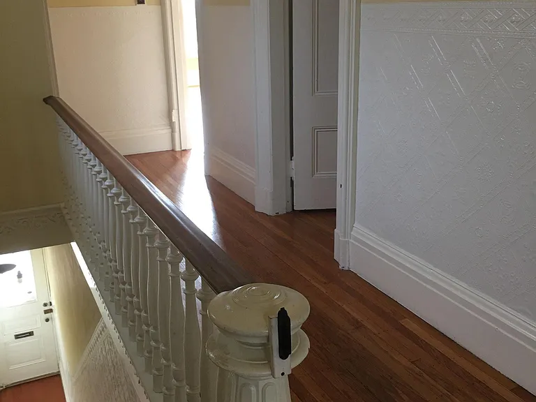 Hardwood floors; wainscoating, high ceilings