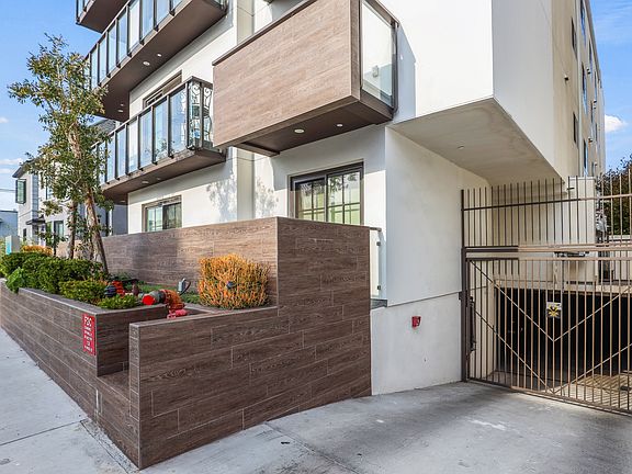 Resident Garage of Kings 126 by Wiseman