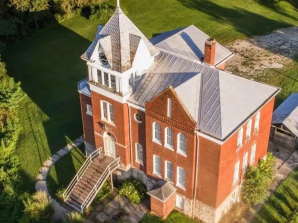 402 S Main St, Chamois, MO 65024