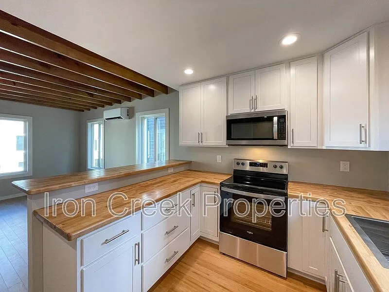 2 bed, 1.5 bath, 840 sqft, $1,495 — Photo 4