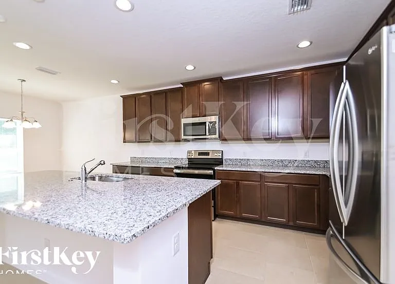 900 Avenal Ln — Photo 7