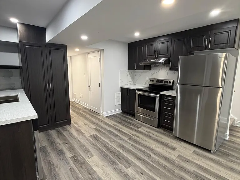 216 Fleetwood Dr — Photo 7