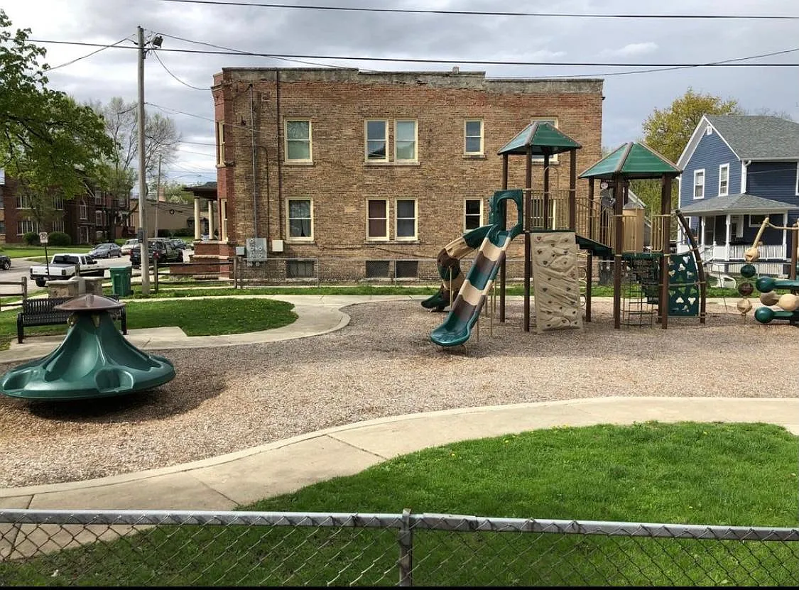 255 Douglas Ave — Photo 2