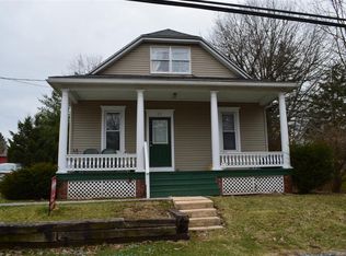 27 Walnut St, Boiling Springs, PA 17007