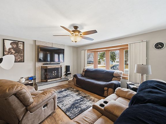 4th image of 4209 S Paramount Rd