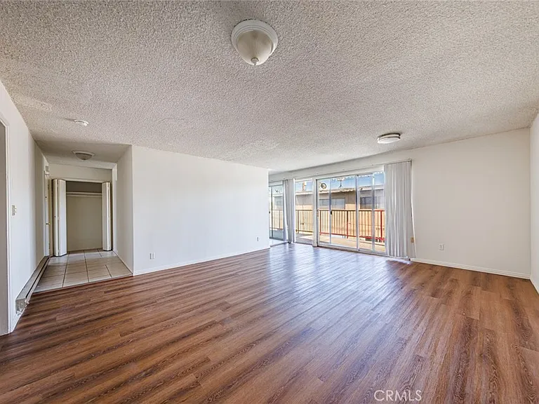 810 E Grand Ave — Photo 11