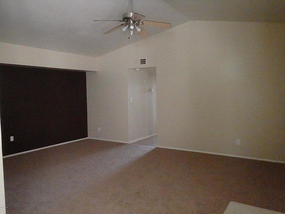 3rd image of 1167 W Laredo St