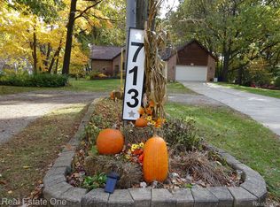 713 Fairledge St, Lake Orion, MI 48362