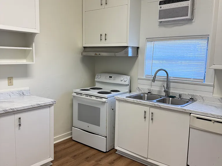 231 N Lakeshore Blvd — Photo 7