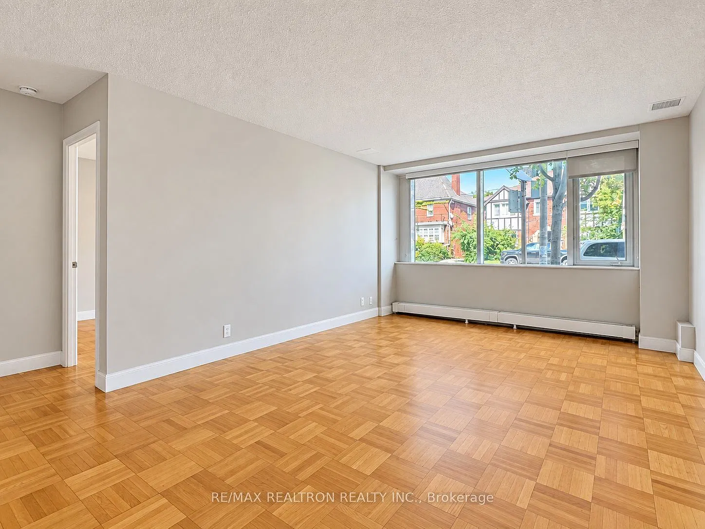 990 Avenue Rd — Photo 4