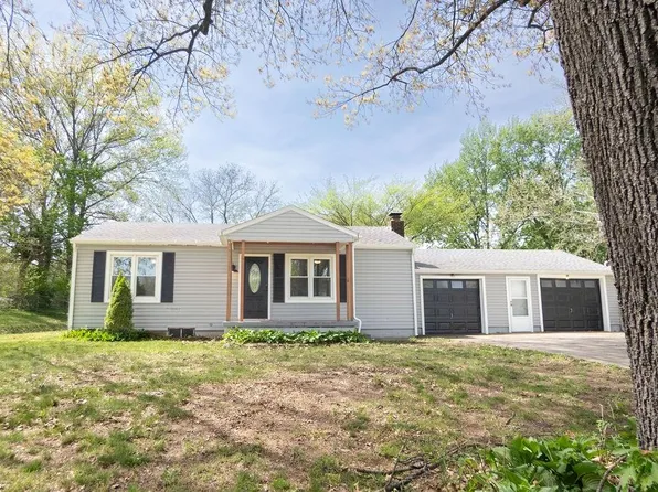 1211 N 8th St, Lansing, KS 66043