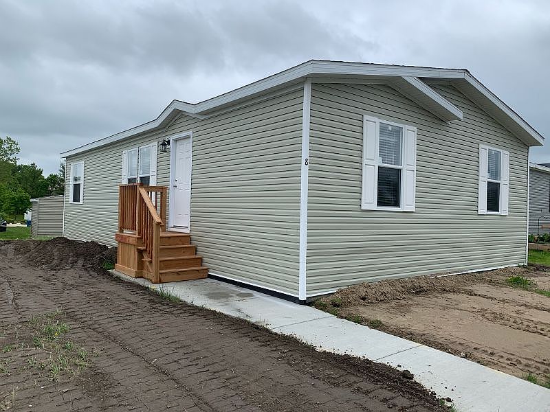 2nd image of 8 Chestnut Cir E