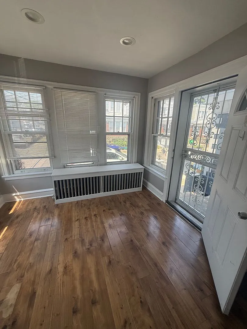 270 Rosemar Street — Photo 2
