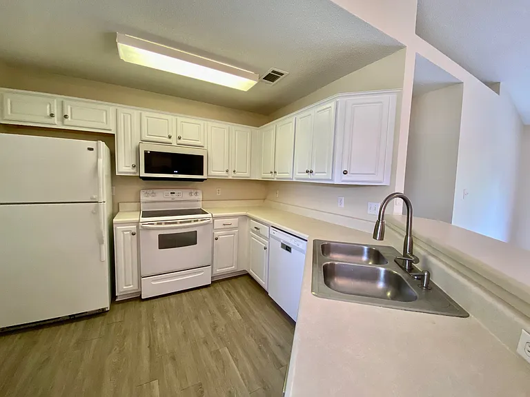 1550 Oakhill Rd — Photo 2