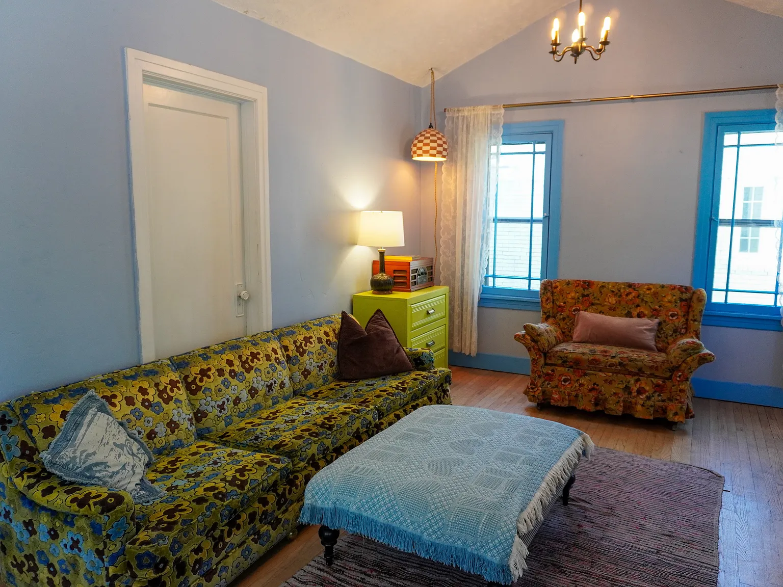 5 bed, 1900 sqft, $2,599 — Photo 3