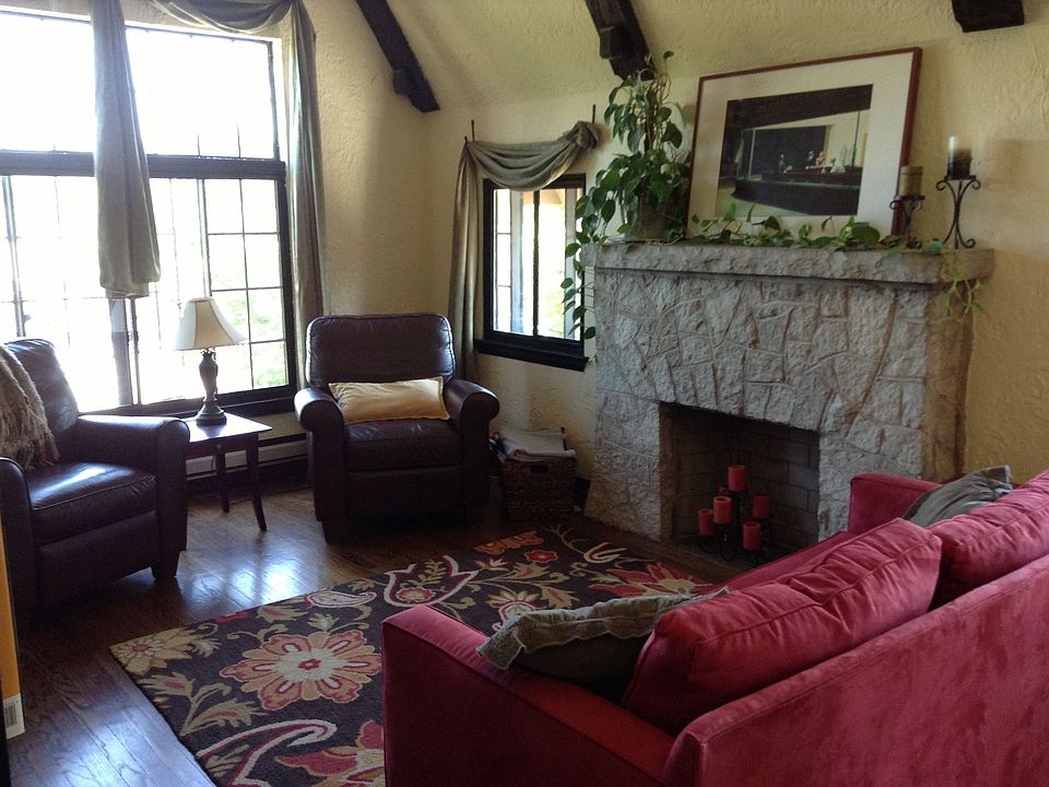 Gas fireplace, hardwood floors