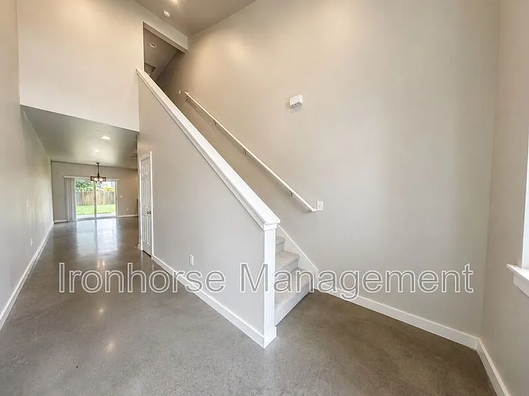 320 Meriwether Ave — Photo 2