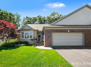 2902 Woodridge Cir NE, Grand Rapids, MI 49525