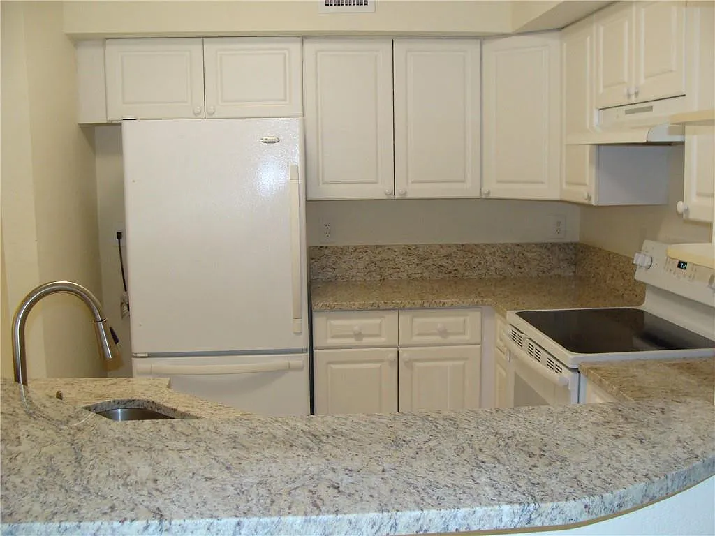 2 bed, 2.0 bath, 1161 sqft, $2,050 — Photo 3