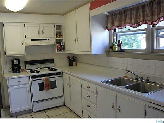 4th image of 321 Conneaut Ave