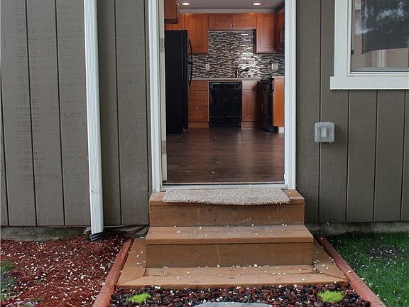 3rd image of 228 E 72nd St #230