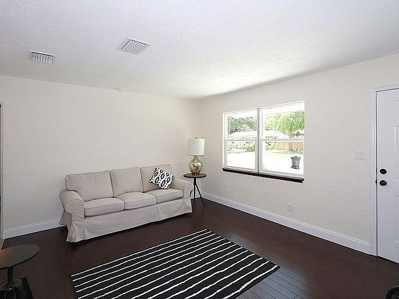 4th image of 2843 15th Ave N