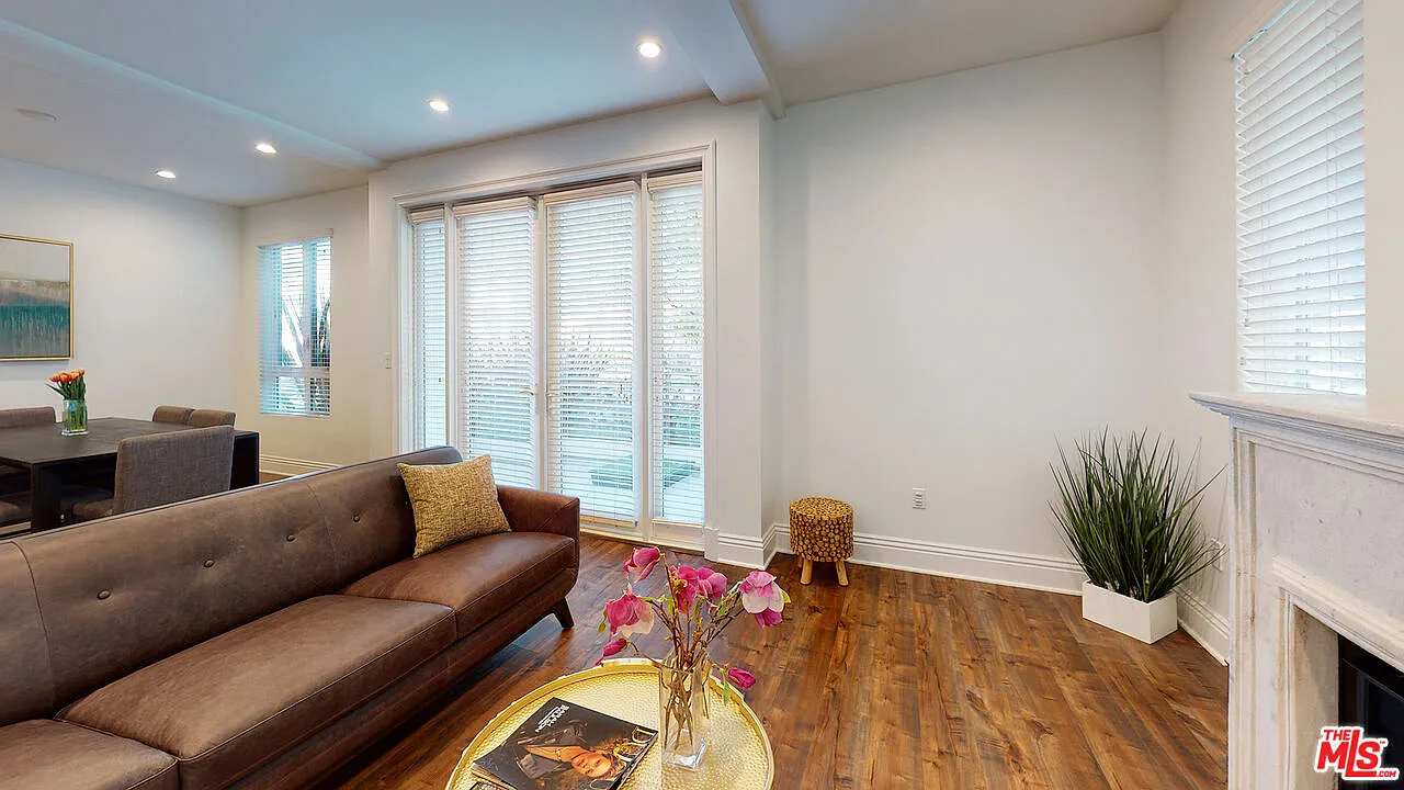 3 bed, 2.5 bath, 1496 sqft, $7,800 — Photo 3
