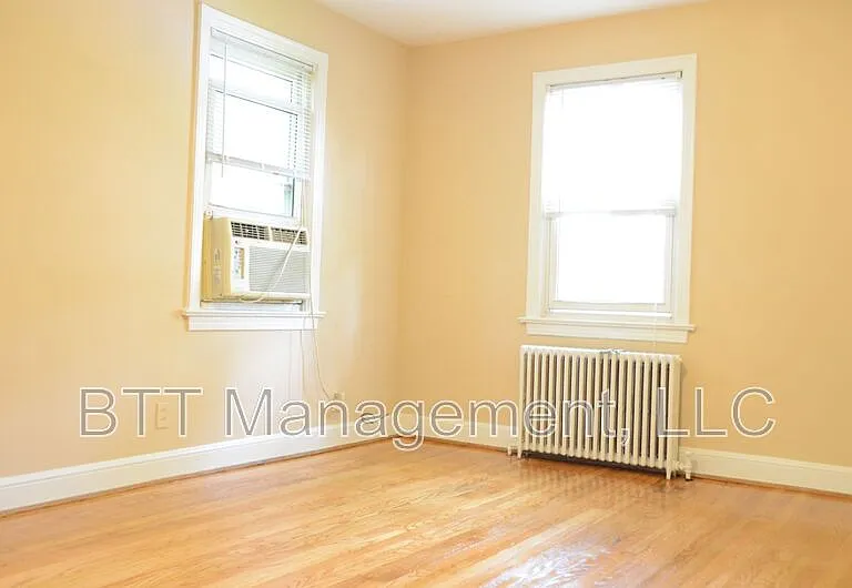 8210 Greenwood Ave #4 — Photo 2