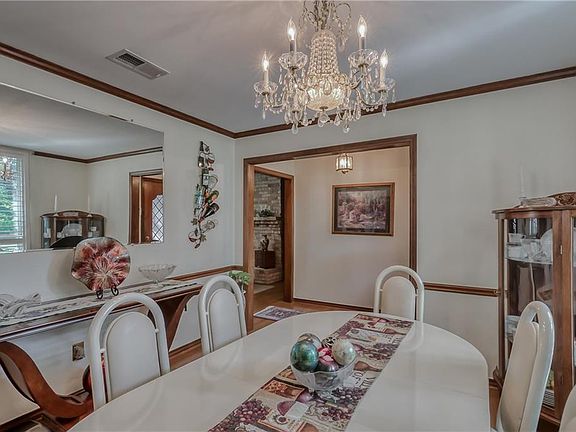 5th image of 2211 Victoria Ln