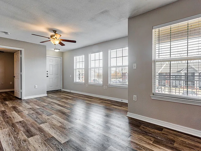 Autumn Brooke Apartments — Photo 34