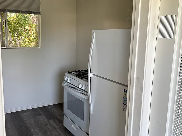 3208 S Barrington Ave #G — Photo 3