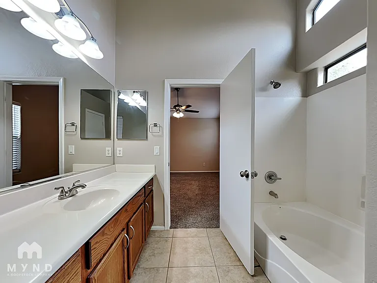 1034 E Saddle Way — Photo 21
