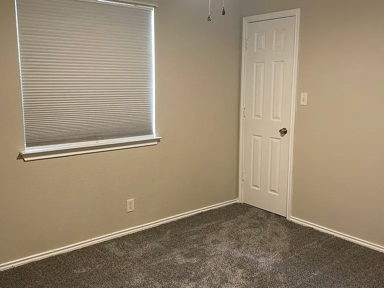 10306 Buescher Ln — Photo 13