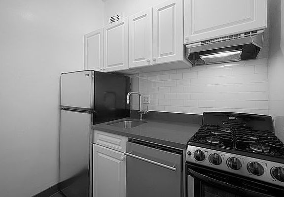 4th image of 160 W 71st St APT 7B