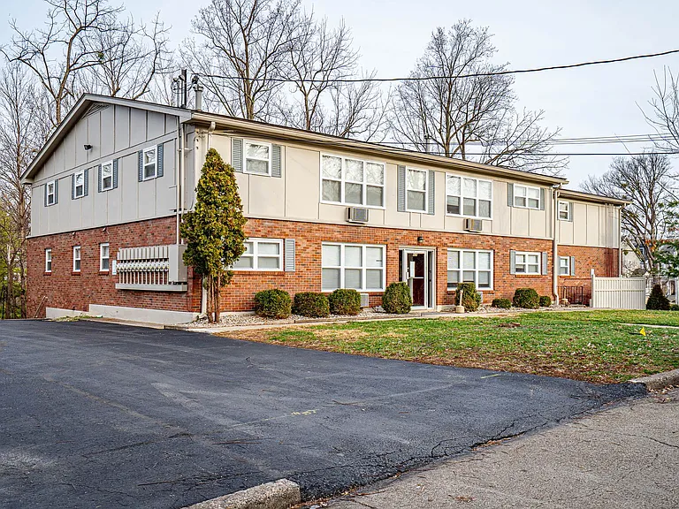 Lindsay Court Apartments — Photo 1