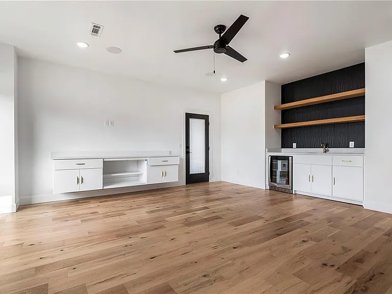 4413 S 88th St — Photo 44