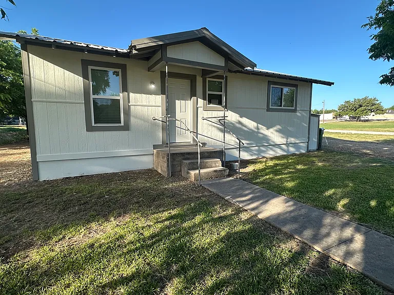 1503 W Brown St — Photo 1