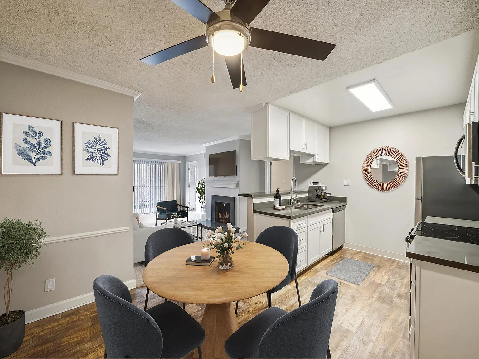 La Valencia Apartment Homes — Photo 3