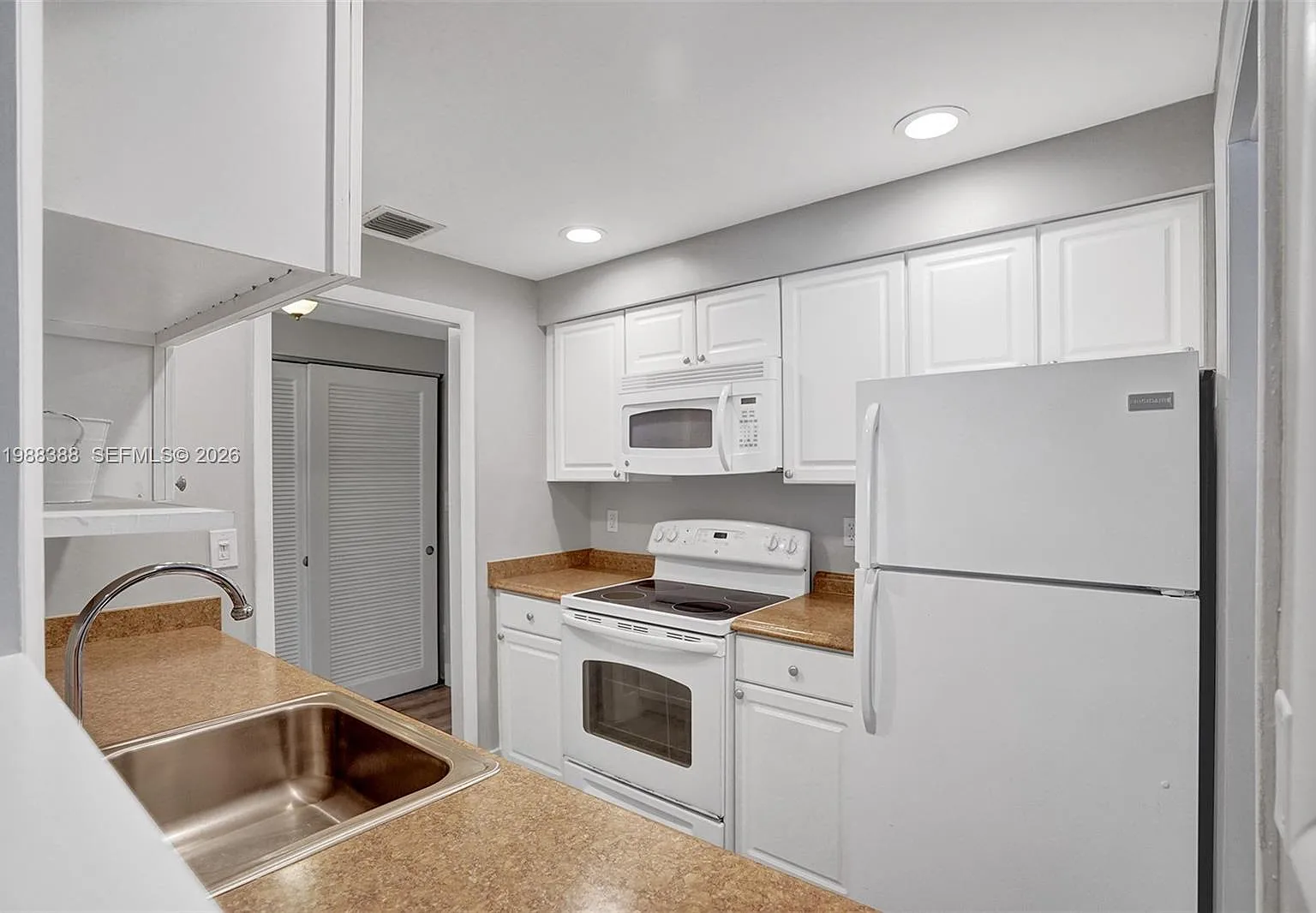 400 N Riverside Dr — Photo 3