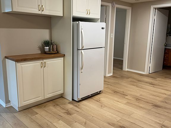 4th image of 10 Green Bay Rd #1